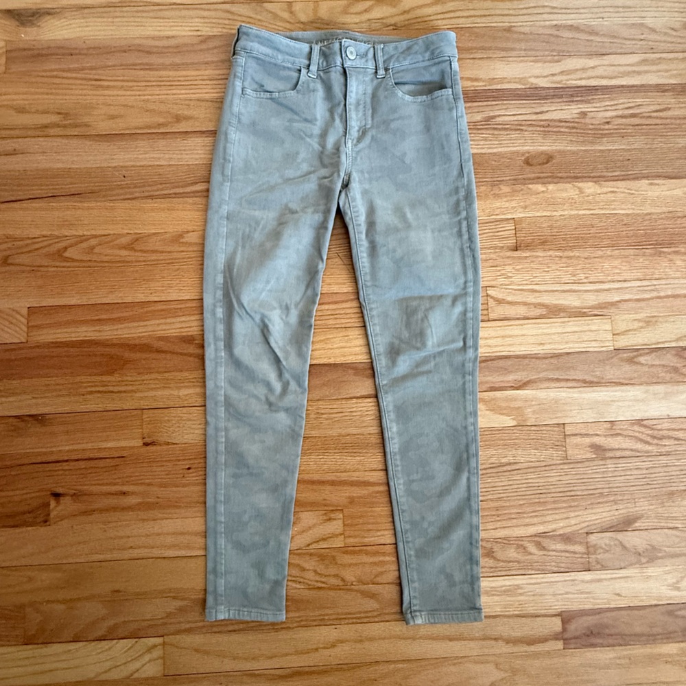American Eagle High Rise Jeggings in a washed camo 8